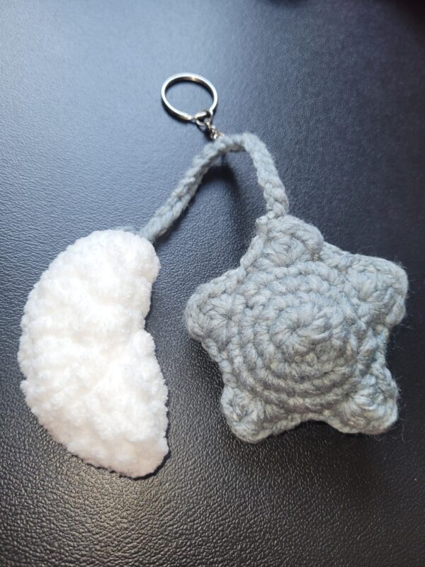 Moon & Star keychain/gray & white